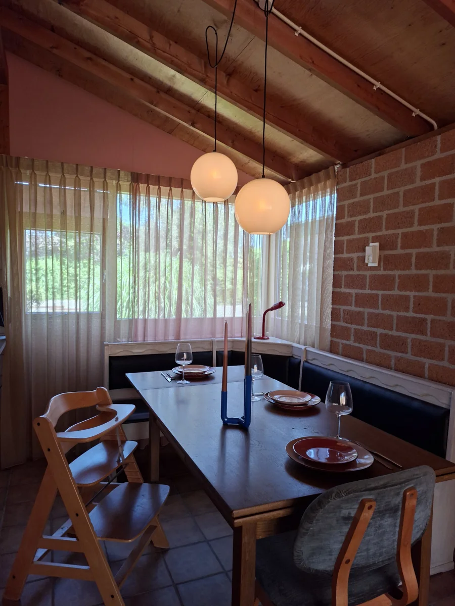 De eettafel van DuinDromen bij het raam