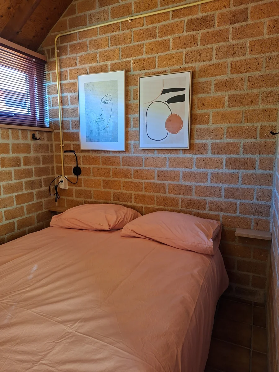 De tweepersoonsslaapkamer met roze beddengoed